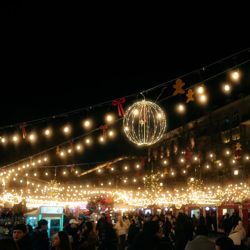 Licht für ein Event mit Lichterketten und Discokugel