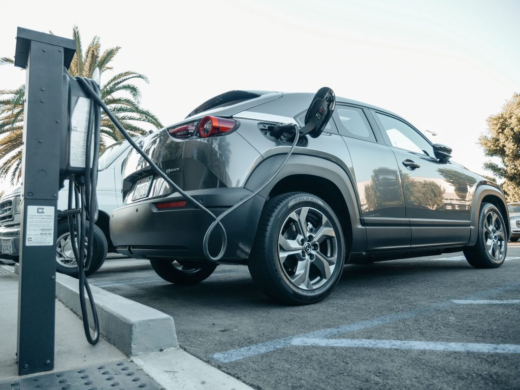 Ladestation für Elektroautos auf dem Parkplatz eines Unternehmens