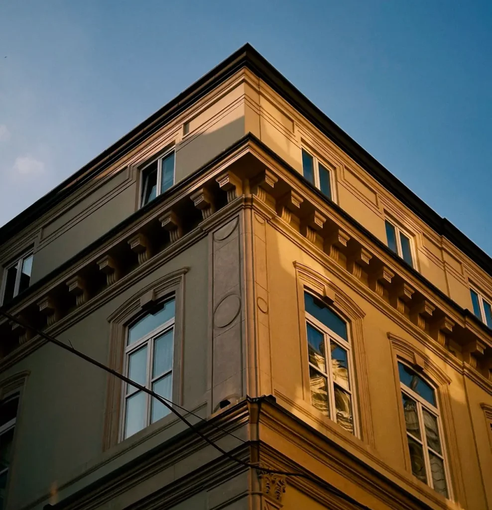 Fassade eines Neubaus zur goldenen Stunde.
